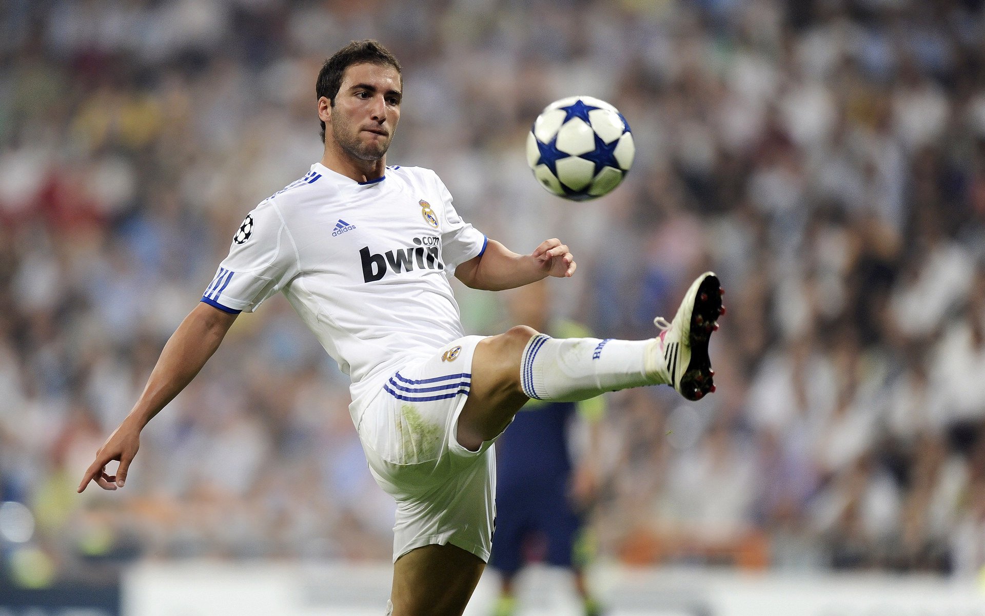 _蓝天热气球赛：在空中遨游极限_，热气球飞上天空的视频