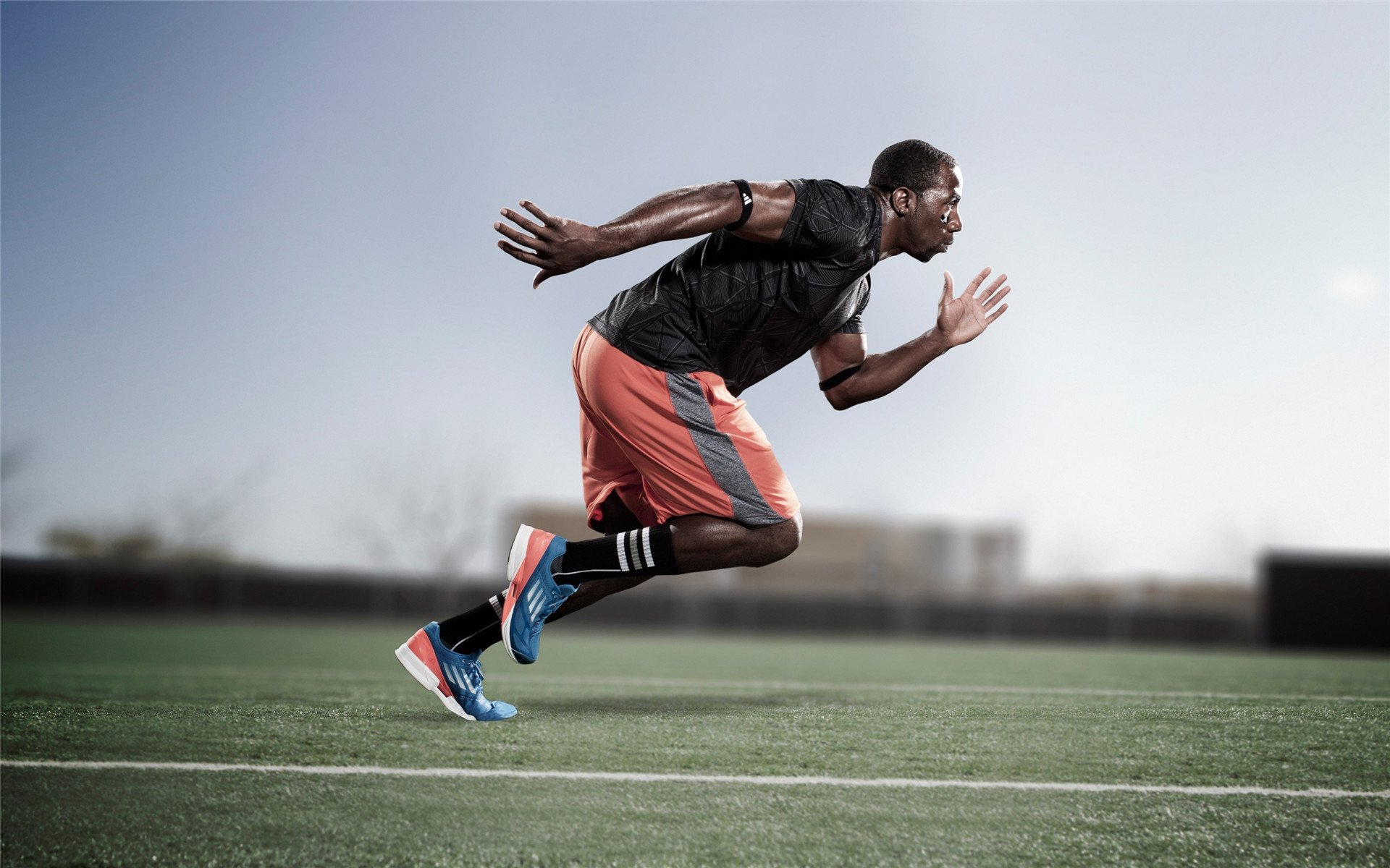 晚间灯光跑比赛，点亮城市的运动星空，灯光下跑步的说说